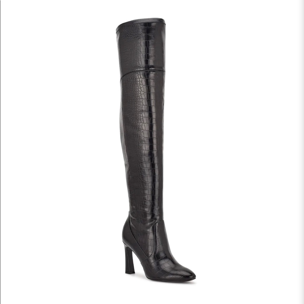 These MUST-HAVE OVER THE KNEE BOOTS are the perfect staple for day or night glam